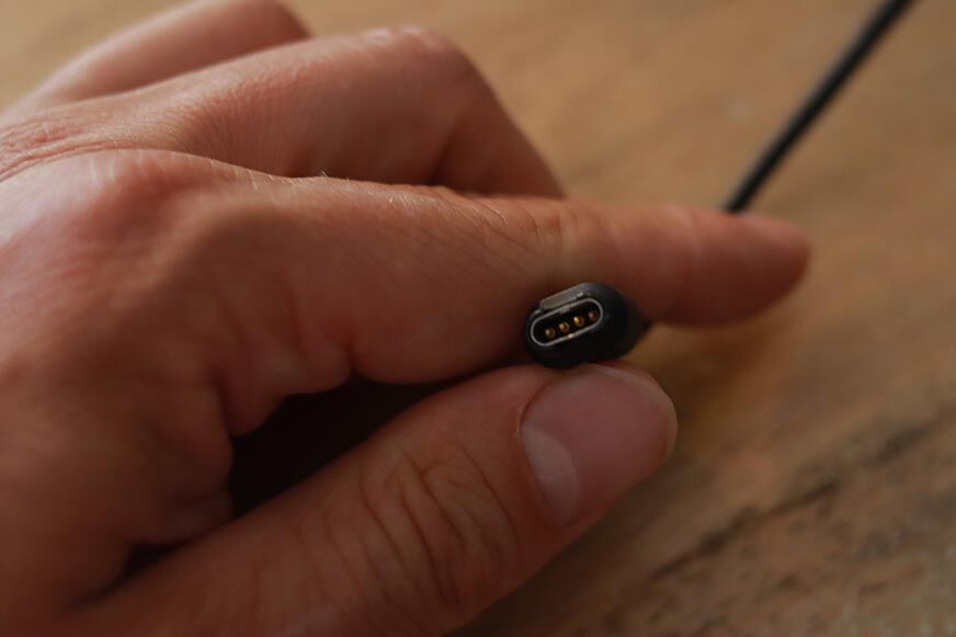 Man sieht das Ladekabel der Garmin Fenix 7.